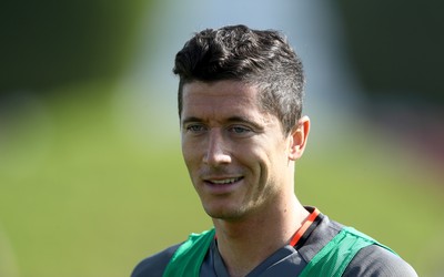 大象体育精华-什琴斯尼训练中指导年轻门将